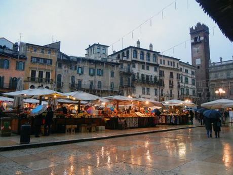 piazza delle erbe_verona_viaggiandovaldi