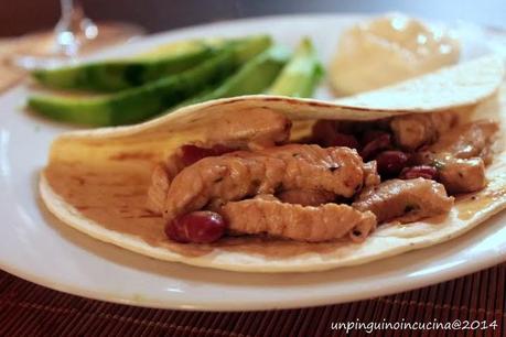 Tacos di tacchino al cocco con fagioli rossi, avocado e panna acida