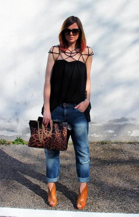 Outfit: boyfriend jeans e un abito nero portato come top lungo