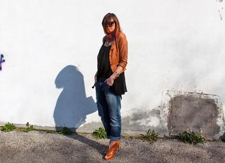 Outfit: boyfriend jeans e un abito nero portato come top lungo