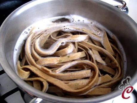 Tagliatelle di castagne e rosmarino con pesto di sedano in crema di scarola: incontri, conoscenze e nuove conquiste