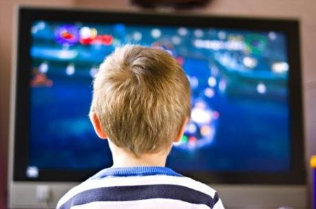 La televisione in camera regala ai bambini 500 grammi di peso in più ogni anno