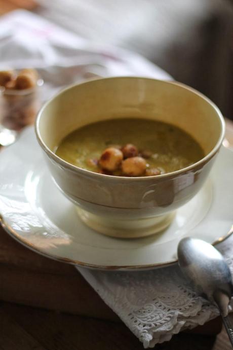 Crema di broccoli con palline di pane croccanti