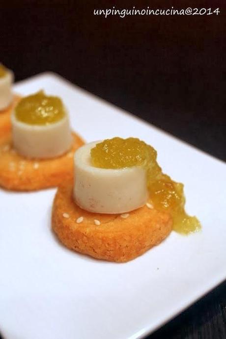 Piccoli sablé salati con mini panna cotta al pecorino e mostarda ai fichi