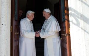 bergoglio_accoglie_ratzinger_in_vaticano_02