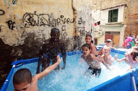 Quartieri popolari di Napoli:Vicoli, bambini, bassi