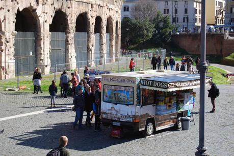 I camion bar che umiliano Roma e solo Roma. Nuova carrellata di immagini per tenere allenato l'occhio e non abituarsi. Mai