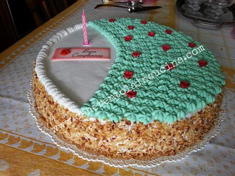 Torta con crema alla nocciola e vaniglia.