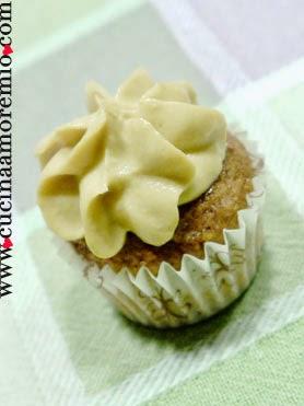 Cupcake d'orzo e nocciole con frosting light allo sciroppo d’acero