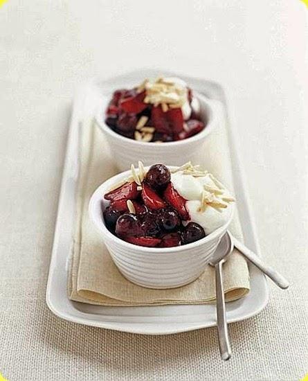 Dessert di ciliegie e fragole allo yogurt