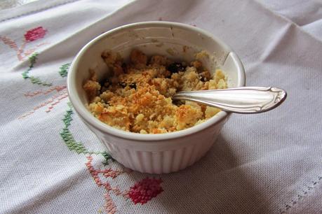 Crumble di mele con uvetta e farina di mandorle