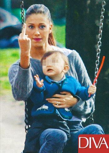belen_dito_1 Belen Rodriguez, Miss Finezza al parco: dito medio e le peggio smorfie di sempre