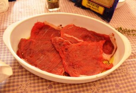 strato di carne sopra alle spezie