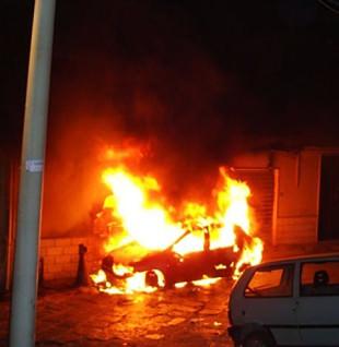 una-fiat-punto-verde-distrutta-nella-notte-da-un-incendio-310x318