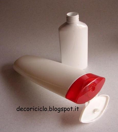 Mini borsettine, fatte con flaconi di shampoo e uncinetto