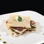 Finger food: lasagnetta di pane con olive e pesto