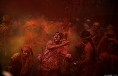 Lathmar Holi 2014: 12 Foto mozzafiato per vivere tutti colori dell’India