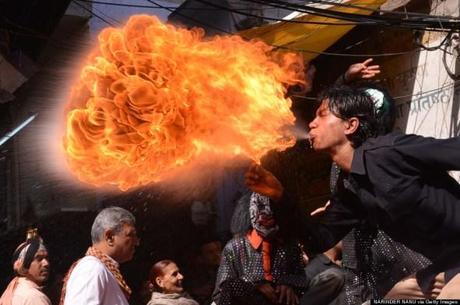 Lathmar Holi 2014: 12 Foto mozzafiato per vivere tutti colori dell’India