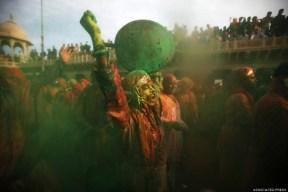 Lathmar Holi 2014: 12 Foto mozzafiato per vivere tutti colori dell’India