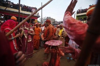 Lathmar Holi 2014: 12 Foto mozzafiato per vivere tutti colori dell’India