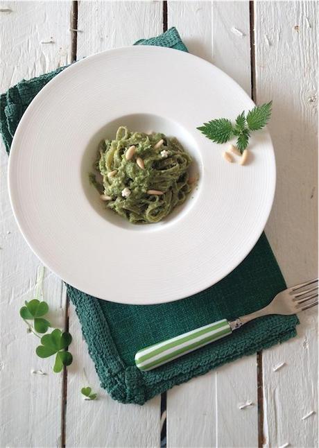 Tagliatelline di erbe selvatiche, con pesto di broccoli e pinoli.