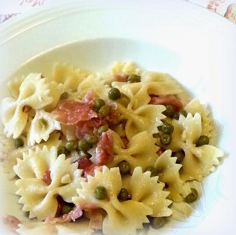 FARFALLE CON SPECK E PISELLI