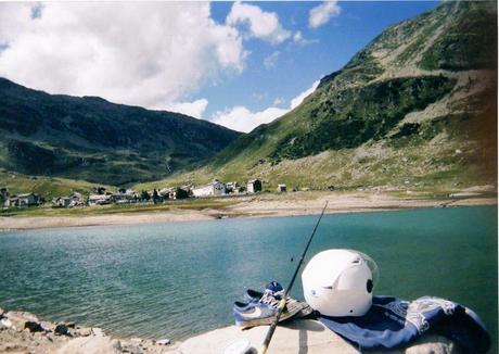 Casco, canna da pesca e laghetto. What else?