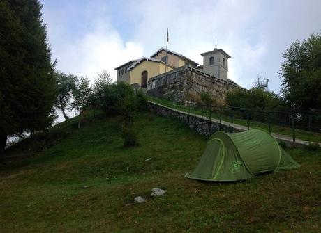 Tenda e antico borgo