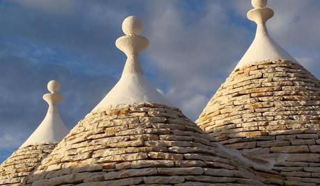 trulli-trullari- uomo che ripara i trulli