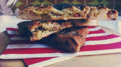 Focaccia di farro con porri e speck