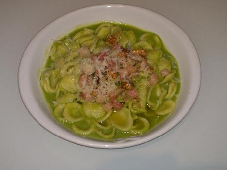 Orecchiette in salsa di broccoli con noci, pancetta ed emmenthal