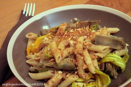 Pasta di kamut con carciofi, fiori di zucca, mollica e acciughe