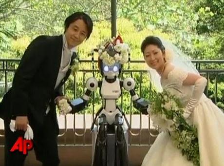 Un matrimonio un po' troppo moderno - Il celebrante è un robot!