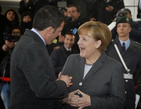 Angela Merkel e quel sorriso un po' così a Matteo de' Medici. Bastava non chiamarla “culona inchiavabile”