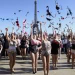 Parigi, lancio del reggiseno contro il tumore al seno (foto)