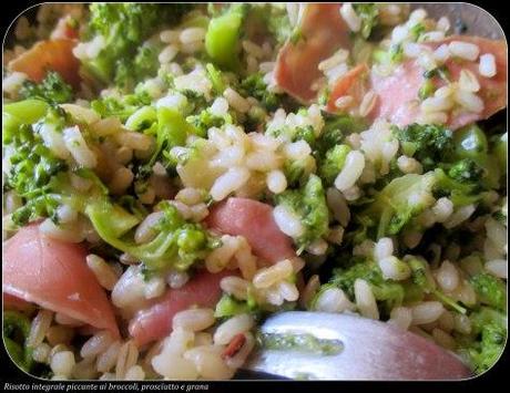 Risotto integrale piccante ai broccoli, prosciutto e grana