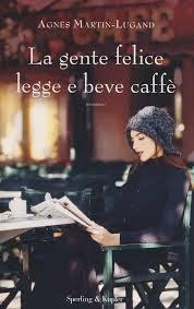 La gente felice legge e beve caffè