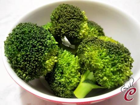 Sformatini di merluzzo e broccoli al tè verde con ceci neri allo zafferano: i colori di un inverno agli sgoccioli