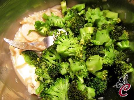 Sformatini di merluzzo e broccoli al tè verde con ceci neri allo zafferano: i colori di un inverno agli sgoccioli