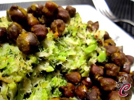 Sformatini di merluzzo e broccoli al tè verde con ceci neri allo zafferano: i colori di un inverno agli sgoccioli