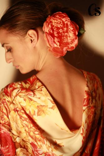 La creatrice di fiori Carmen Sánchez: il traje de flamenca è impensabile senza i fiori tra i capelli