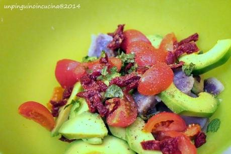 Insalata di patate viola, avocado e pomodori