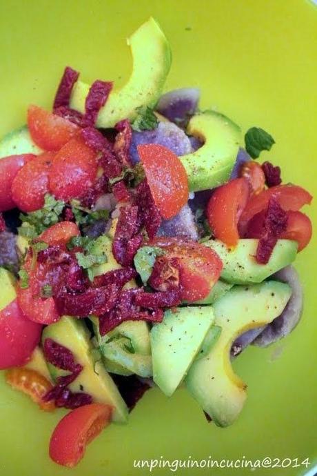 Insalata di patate viola, avocado e pomodori