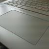 Dettaglio del touchpad senza pulsanti visibili