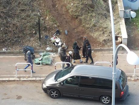 ROMA E' ORMAI TOTALMENTE FUORI CONTROLLO, UNA CITTA' IN CUI OGNUNO FA QUEL CAZZO CHE GLI PARE! ECCO COSA TI PUO' CAPITARE DI VEDERE AFFACCIANDOTI DAL TERRAZZINO DI CASA..