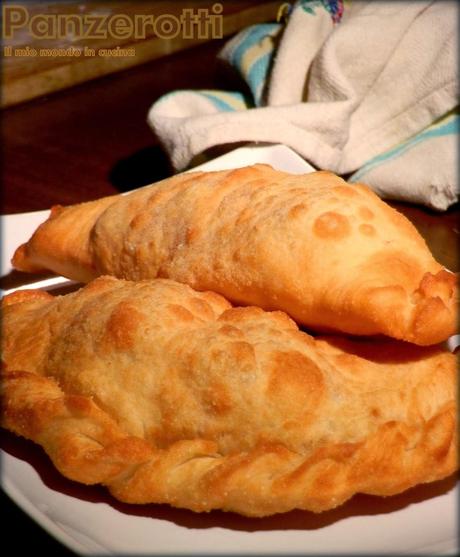 PANZEROTTI con carne e mozzarella