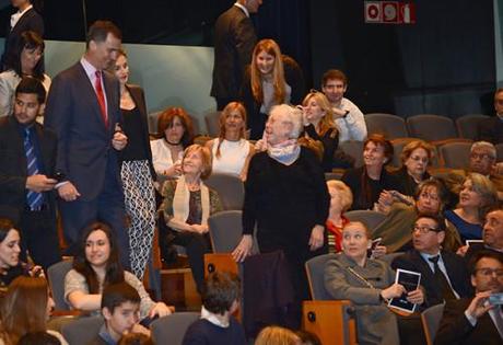 Fredda accoglienza per Felipe e Letizia, a Barcellona per il concerto Jóvenes con voz propia