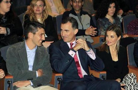 Fredda accoglienza per Felipe e Letizia, a Barcellona per il concerto Jóvenes con voz propia