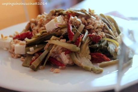 Farro con carciofi, pomodori secchi e feta