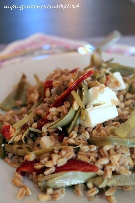 Farro con carciofi, pomodori secchi e feta